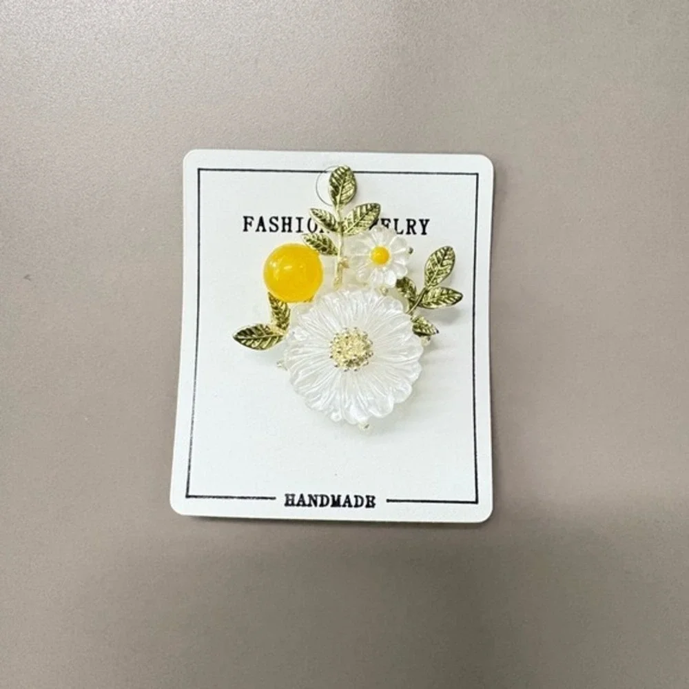 White Floral Brooch with Yellow Bead‎ Accent – daisy Vintage-Inspired Pin new